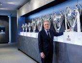رئيس ريال مدريد يضع كأس أبطال أوروبا الـ 15 فى متحف النادى.. فيديو 