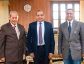 رئيس جامعة بنى سويف يستقبل السفير عطية أبو النجا على هامش افتتاح مكتبة كلية الألسن