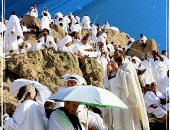 جبل عرفات يسجل أعلى درجة حرارة فى العالم بـ48 درجة قبل بدء مناسك الحج.. فيديو