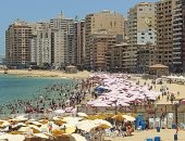 أول أيام بؤونة أبو الحرارة الملعونة.. شاهد العلاج فى البحر على شواطئ الإسكندرية