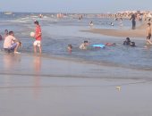 توافد المواطنين للاستمتاع بشواطئ مصيف بلطيم والاستعانة بـ120 منقذا.. صور