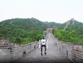 أول روبوت يشبه الإنسان يتسلق سور الصين العظيم