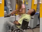 برازيلية تصطحب عجوزا يحتضر على كرسى متحرك لسحب أموال من ماكينة صراف آلى