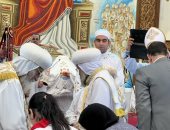 البابا تواضروس يترك المنصة وينزل لمصافحة مسلمة حضرت للتهنئة بافتتاح كنيسة