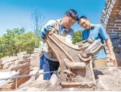 العثور على تمثال تنين مزخرف في سور الصين العظيم