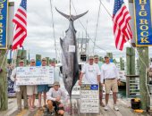 فريق أمريكى يحصد 1.7 مليون دولار بعد صيد سمكة مارلين عملاقة.. صور