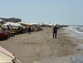إقبال من أهالى بورسعيد على شواطئ المتوسط هربا من موجة الحرارة الشديدة.. فيديو