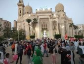 توافد المصلين على ساحة مسجد المرسى أبو العباس بالإسكندرية لصلاة العيد.. فيديو