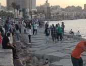 إقبال المواطنين للاستمتاع بالغروب على كورنيش الإسكندرية بأول أيام العيد.. فيديو