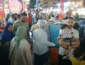 بهجة المصيف والعيد على وجوه الآلاف فى شوارع مطروح.. فيديو