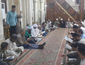 المسنون والشباب يتلون القرآن بمقرأة مسجد سيدى عبد الرحيم القنائى (فيديو)