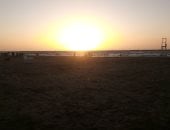 شاهد لحظات غروب الشمس على شاطئ رأس البر