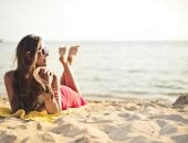 4 خطوات مهمة للحفاظ على بشرة موحدة اللون أثناء الاستلقاء على الشاطئ 
