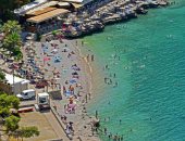 هروب المواطنين إلى البحر بعد ارتفاع درجات الحرارة في اليونان