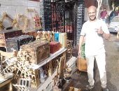 محمود عبد الباري.. قصة صانع أرابيسك بالنهار وبائع على الرصيف بالليل "فيديو"