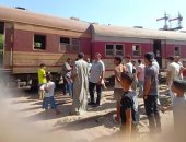 خروج قطار منوف - بنها عن القضبان بالقرب من محطة الباجور دون إصابات.. صور