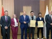 رئيس جامعة المنصورة يكرم الطلاب الفائزين بالمراكز الأولى بالمسابقات الدولية
