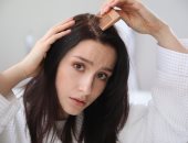 6 خطوات للتخلص من قشرة الشعر بسهولة.. حل المشكلة من جذورها