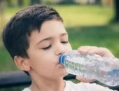 لماذا الأطفال أكثر عُرضة للإصابة بالجفاف؟ نصائح للوقاية