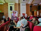 جمهور احتفالية وزارة الثقافة بذكرى ثورة 30 يونيو يرفعون صور الرئيس السيسى