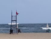 محافظة الإسكندرية تحذر من ارتفاع الأمواج وترفع الرايات الحمراء بالشواطئ
