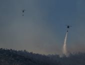 رجال الإطفاء اليونانيون يكافحون حريق غابات جديدا بالقرب من أثينا.. فيديو