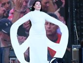 مطربة صربية تدعو للصمت فى أكبر مهرجان موسيقى بإنجلترا بفستان "رمز السلام"