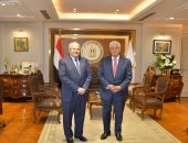 رئيس جامعة القاهرة يهنئ وزير التعليم العالي والبحث العلمي