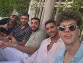 إمام عاشور يلتقط صورة مع لاعبى الأهلى والصفقة الجديدة للفريق.. صورة