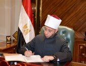 وزير الأوقاف يجدد إعارة إمامين من العاملين بالوزارة إلى سلطنة عمان