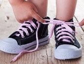 6 خطوات لتعليم طفلك ربط الحذاء بنفسه.. طريقة أذن الأرنب الأبسط