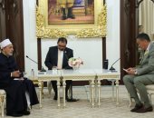 شيخ الأزهر لرئيس وزراء تايلاند: حشد الجهود لإنهاء الكارثة الإنسانية بغزة ضرورة