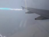 لقطة درامية للبرق يضرب طائرة ركاب.. وخبراء يبثون رسائل طمأنينة "فيديو"