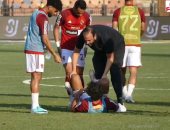 تليفزيون "اليوم السابع" يرصد لحظة سقوط محمد هانى لاعب الأهلى قبل مباراة الطلائع