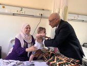 محافظ شمال سيناء يتفقد مستشفى العريش العام ويزور أطفال غزة..فيديو وصور