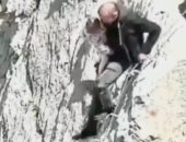 انتقادات حادة لعائلة إيطالية تتسلق جبلا صعبا مع أبنائهم دون معدات أمان..فيديو