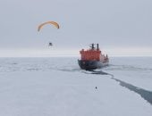 رحالة روسى يسجل رقما قياسيا عالميا للتحليق بطائرة شراعية فى القطب الشمالى