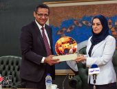 الصحفيين تكرم سفيرة البحرين المندوب الدائم لدى جامعة الدول العربية