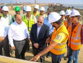 نائب وزير النقل يتفقد مشروعات التطوير بميناء دمياط.. صور