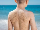 4 خطوات لحماية بشرة الأطفال على الشاطئ.. مهمة في أيام الموجة الحارة