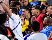 شاهد اشتباكات بالأيدى بين جماهير منتخب كولومبيا ولاعبى أوروجواى