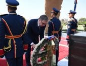 رئيس صربيا يضع أكليل زهور على ضريح السادات: قاد بلاده بالتزام صادق للسلام "صور"