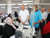 محافظ القاهرة يتفقد مصنع ملابس بحى الأسمرات.. صور