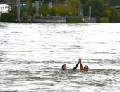 وزيرة فرنسية تسبح فى نهر السين قبل دورة الألعاب الأولمبية 2024.. فيديو