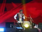 محمد منير يهدي الشعب الفلسطيني أغنية "يالعمارة" في حفله بمهرجان العلمين