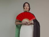 فنانة يابانية ترتدي فستانا مستوحى من علمي فلسطين والسودان فى قصر باكنجهام