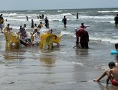 رغم التحذيرات والتيارات المائية.. الأهالى يستمتعون بالسباحة في شاطئ بورسعيد