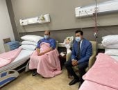 وزير الرياضة يزور أحمد سليمان عضو مجلس الزمالك بعد إجرائه جراحة فى القلب