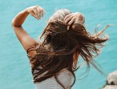 6 حيل لحماية شعرك في أيام الصيف.. واقي الشمس مش بس للبشرة