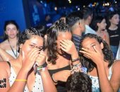 لو رايحة مهرجان العلمين.. إكسسوارات هامة فى الحفلات منها المروحة الورقية